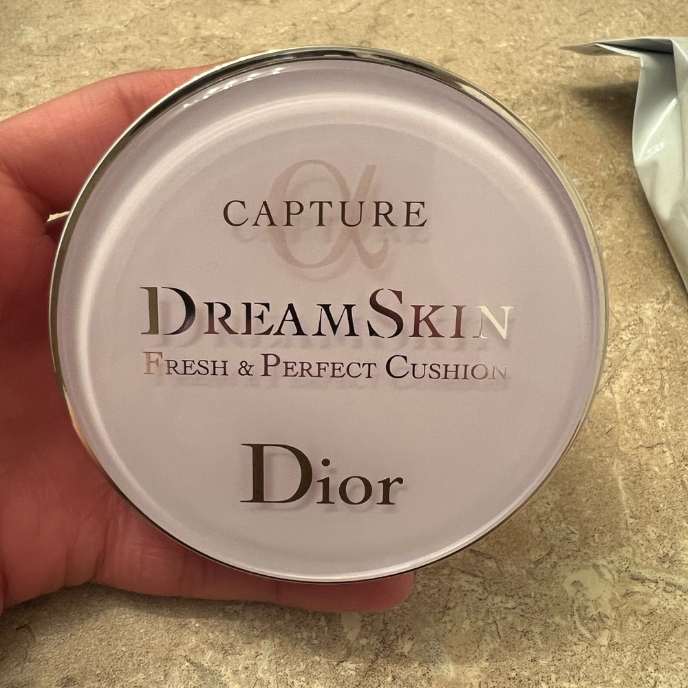 DIOR capture to take cushion